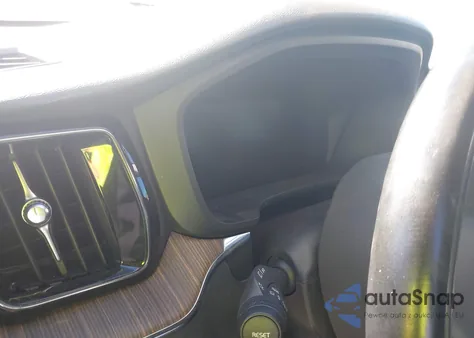 2021 Volvo Xc60 T5 Momentum z USA, uszkodzony, nr VIN YV4102RK3M1851470